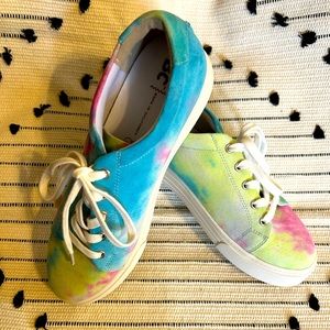 NWOT tie dye size 8 1/2 Born in California vegan gym shoes.